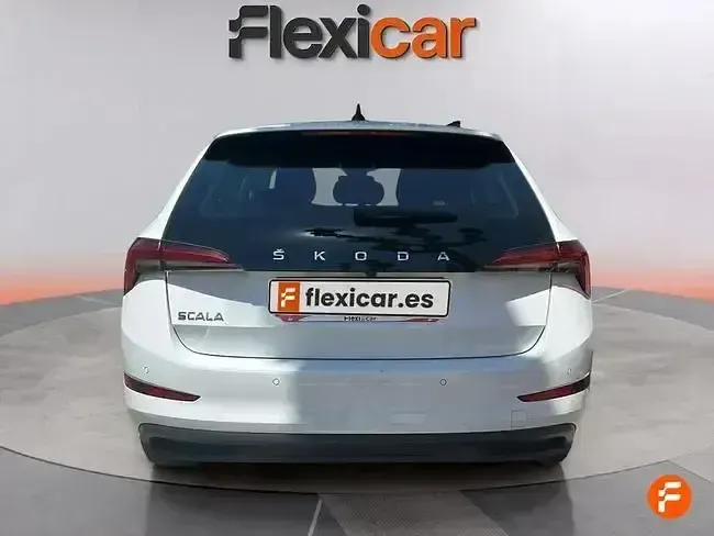 Usado Skoda Scala Ambition 110 CV (80 kW) 2023 Blanco Utilitario