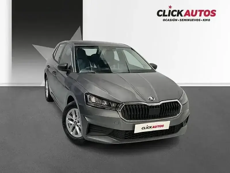 Usado Skoda Fabia Essence 80 CV (58 kW) 2025 Gris / plata Utilitario