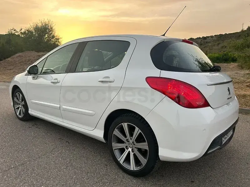Usado Peugeot 308 Active 120 CV (88 kW) 2012 Blanco Berlina