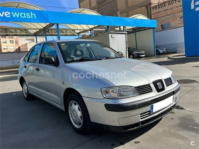 Usado Seat Cordoba 75 CV (55 kW) 2002 Gris / plata Berlina