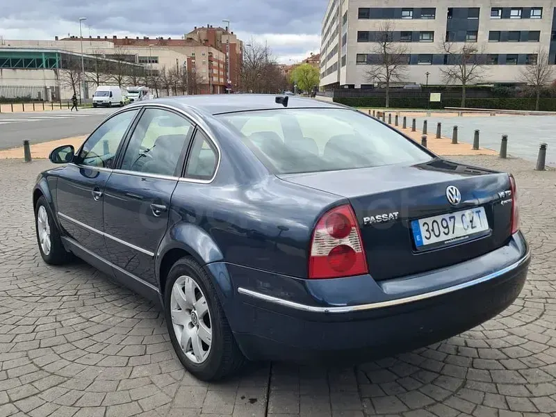 Usado VW Passat Highline 180 CV (132 kW) 2004 Azul Berlina
