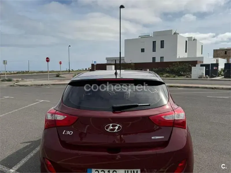 Usado Hyundai i30 135 CV (99 kW) 2015 Rojo Familiar
