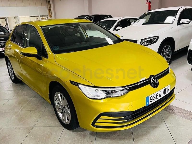 Usado VW Golf VIII Life 115 CV (84 kW) 2023 Amarillo Berlina