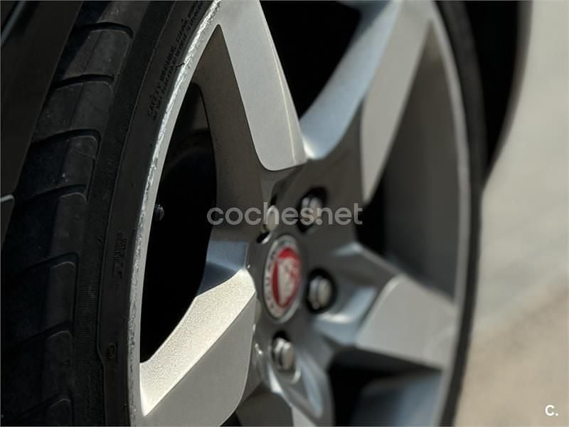 Usado Jaguar XE R-Sport 180 CV (132 kW) 2016 Negro Berlina