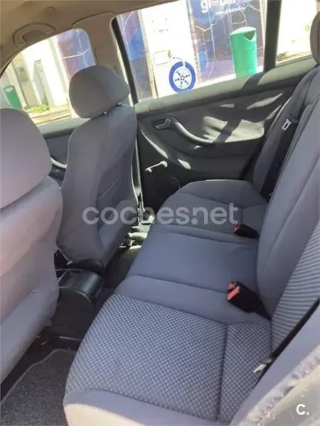 Usado Seat Leon Sport 110 CV (80 kW) 2004 Azul Utilitario