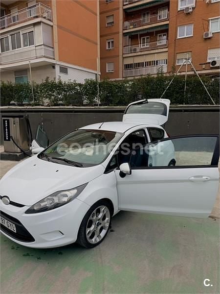 Usado Ford Fiesta Trend 68 CV (50 kW) 2010 Blanco Utilitario