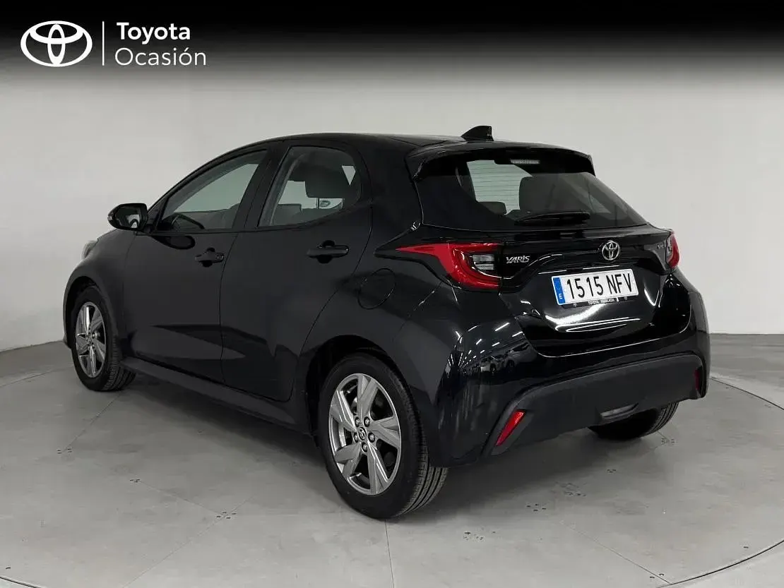 Usado Toyota Yaris Hybrid Active 116 CV (85 kW) 2025 Negro azabache Berlina