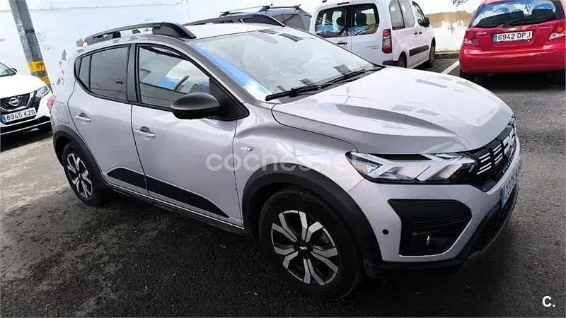 Usado Dacia Sandero Expression 101 CV (74 kW) 2023 Gris / plata Berlina