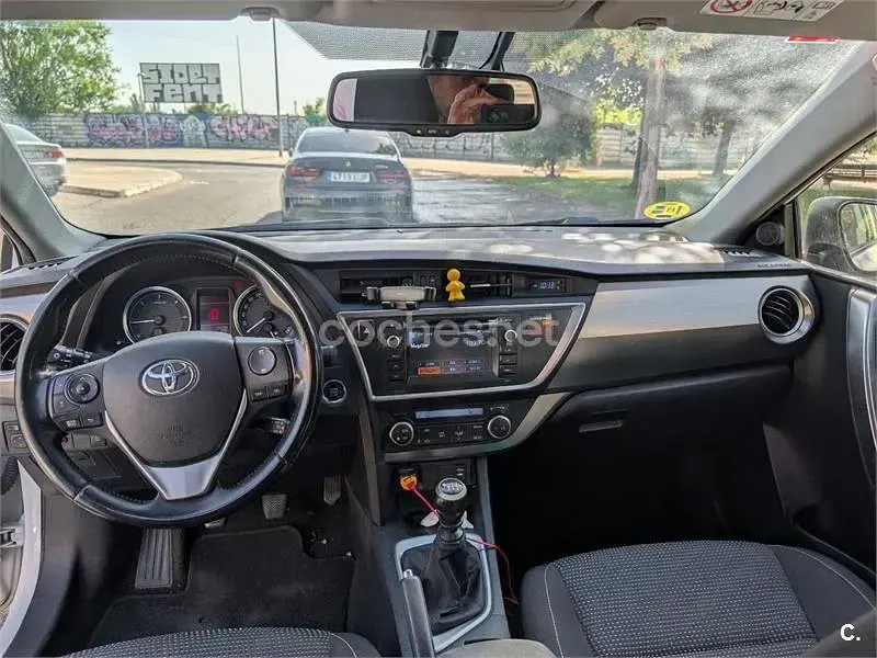 Usado Toyota Auris Active 124 CV (91 kW) 2014 Blanco Berlina