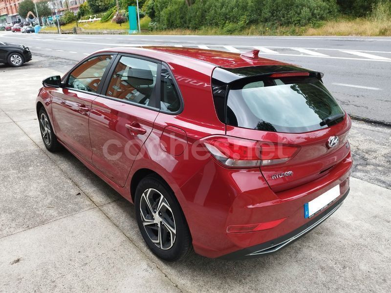 Usado Hyundai i30 116 CV (85 kW) 2021 Granate Berlina