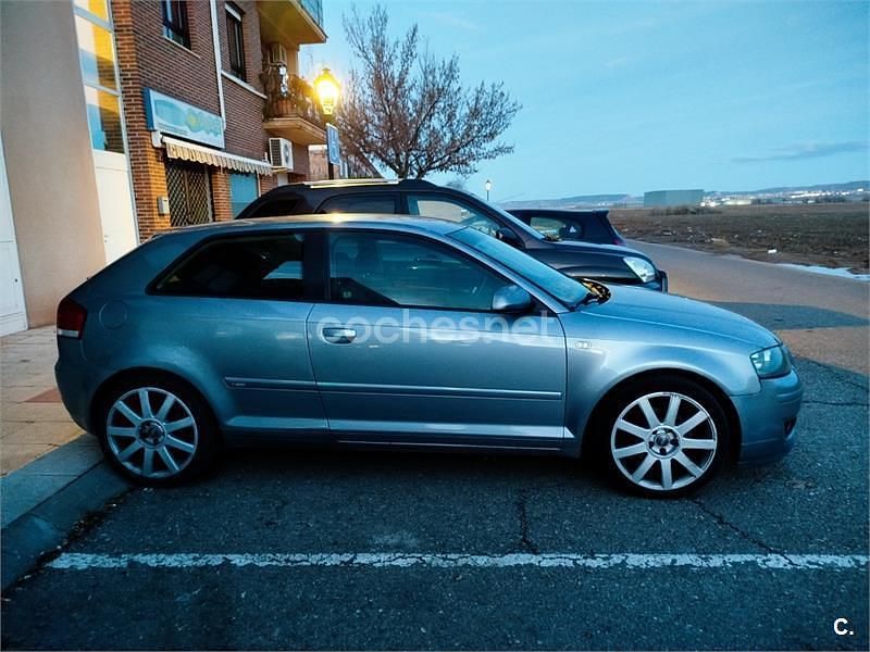 Gris / plata Usado 2004 Audi A3 Ambition Berlina | 4600 € (Un poco caro) - Imagen 1/4