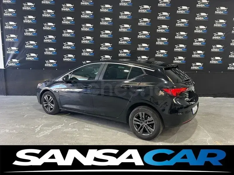 Usado Opel Astra 110 CV (80 kW) 2019 Negro Berlina
