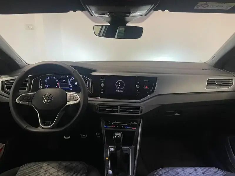 Usado VW Taigo R-line 110 CV (80 kW) 2024 Gris/plata SUV