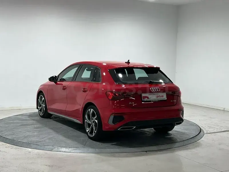 Usado Audi A3 Comfort 150 CV (110 kW) 2023 Rojo Berlina
