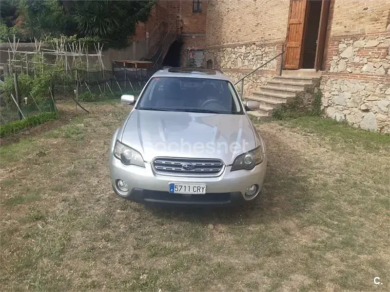 Usado Subaru Outback 165 CV (121 kW) 2004 Gris / plata Familiar