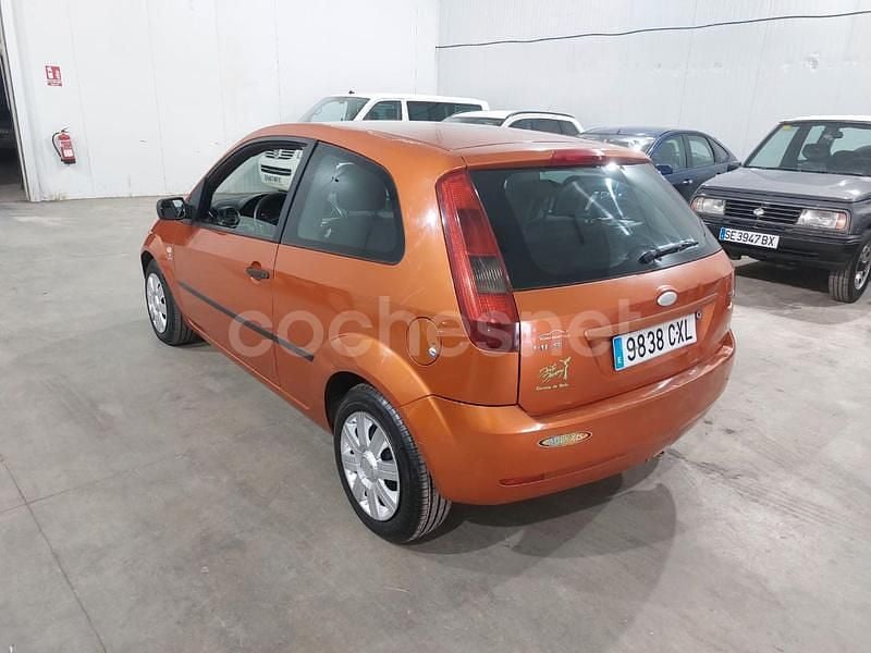 Usado Ford Fiesta Trend 68 CV (50 kW) 2004 Naranja Utilitario