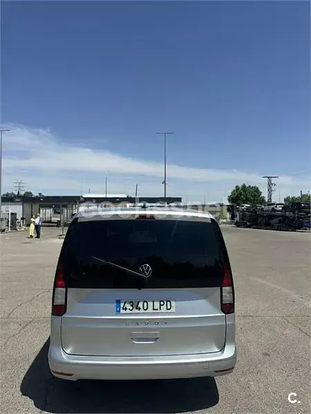 Usado VW Caddy 102 CV (75 kW) 2021 Gris / plata Monovolumen