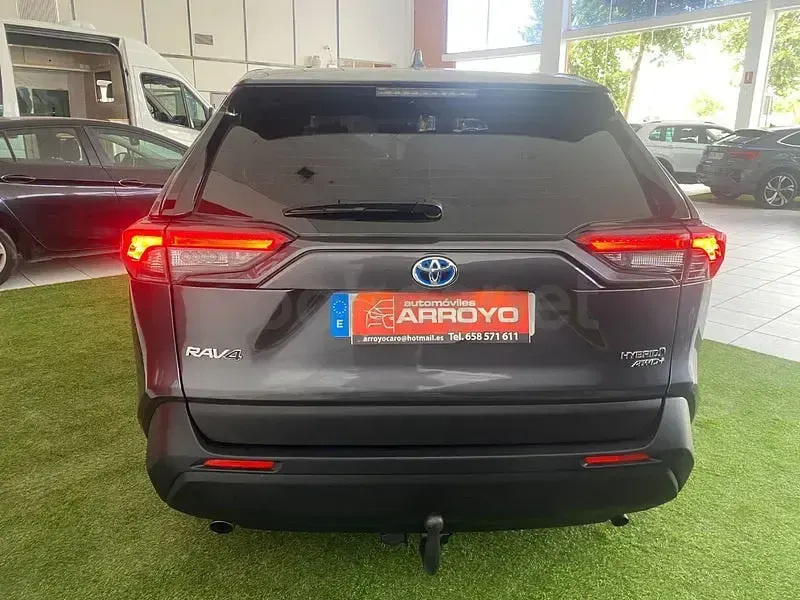Usado Toyota RAV4 Hybrid Business Edition 222 CV (163 kW) 2021 Gris / plata SUV