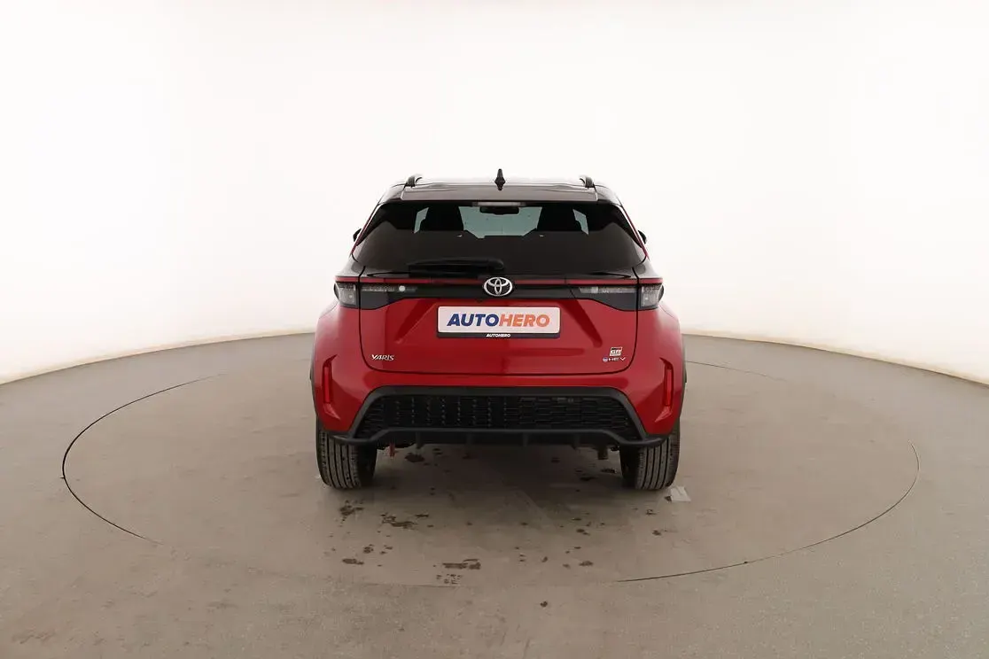 Usado Toyota Yaris Cross Sport 131 CV (96 kW) 2024 Rojo SUV