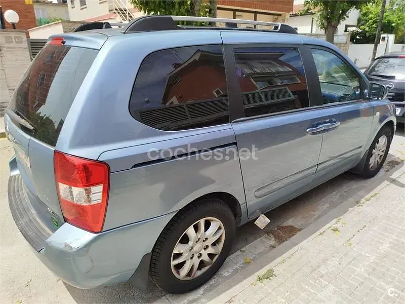 Usado Kia Carnival 185 CV (136 kW) 2008 Gris / plata Monovolumen