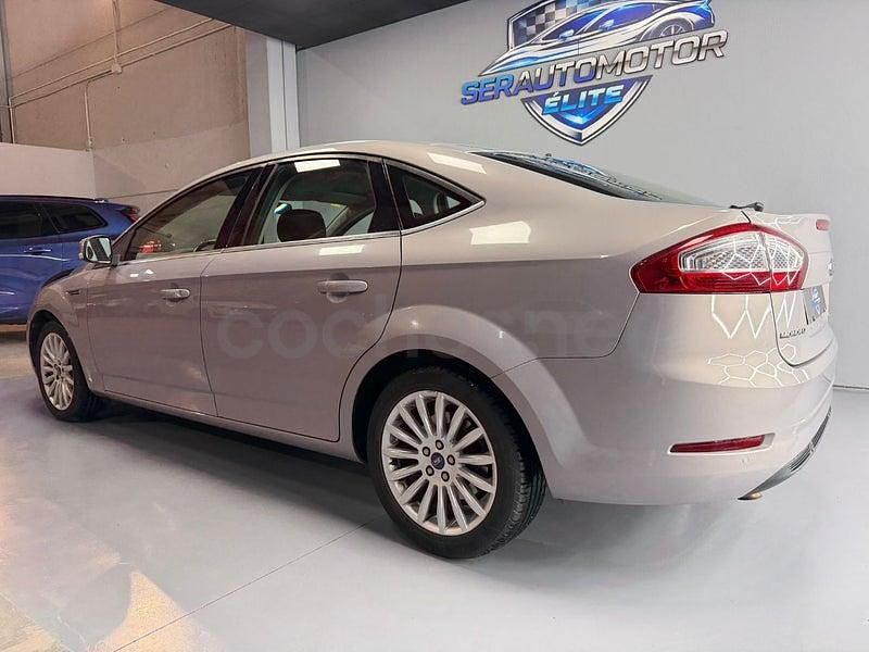 Usado Ford Mondeo Limited 140 CV (102 kW) 2015 Gris / plata Berlina