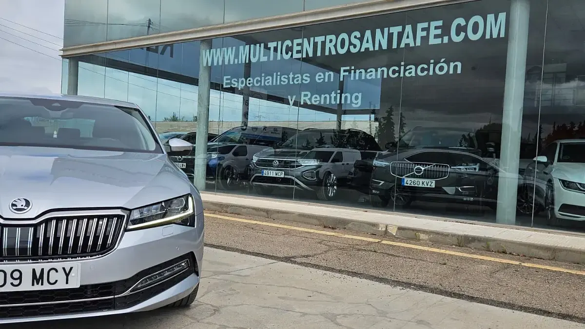 Usado Skoda Superb Style 150 CV (110 kW) 2022 Gris Berlina