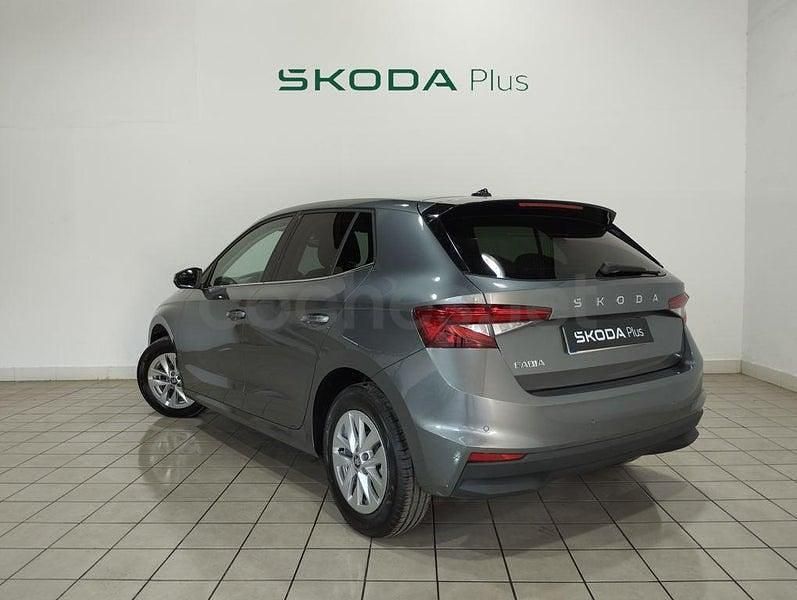 Usado Skoda Fabia Selection 95 CV (69 kW) 2025 Gris Berlina