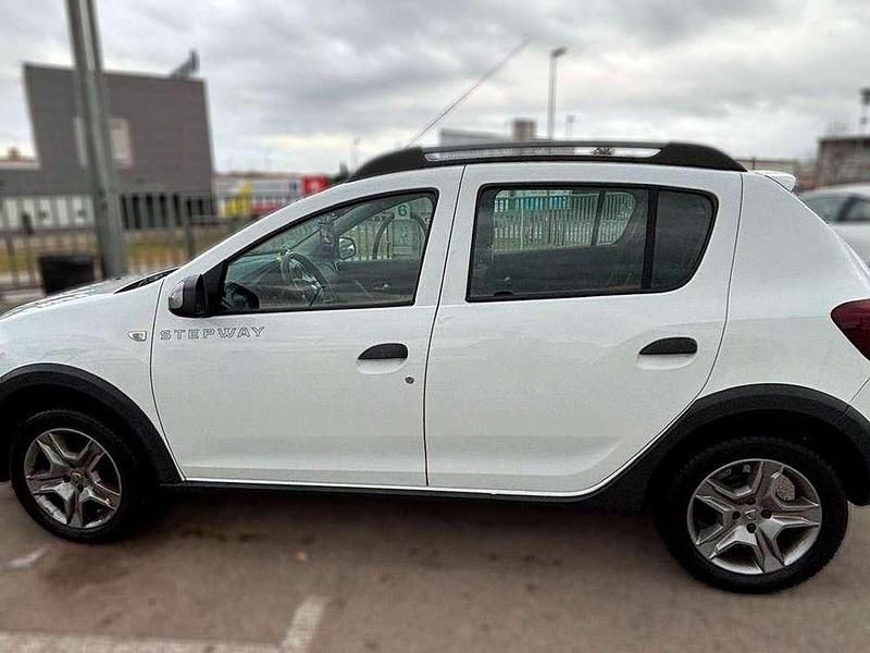 Usado Dacia Sandero Comfort 91 CV (66 kW) 2019 Blanco Utilitario