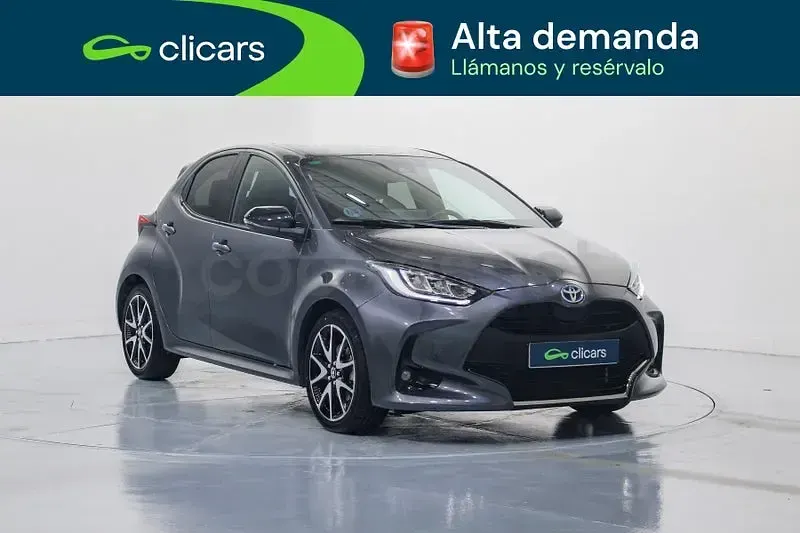 Usado Toyota Yaris Hybrid Style 116 CV (85 kW) 2022 Gris / plata Berlina