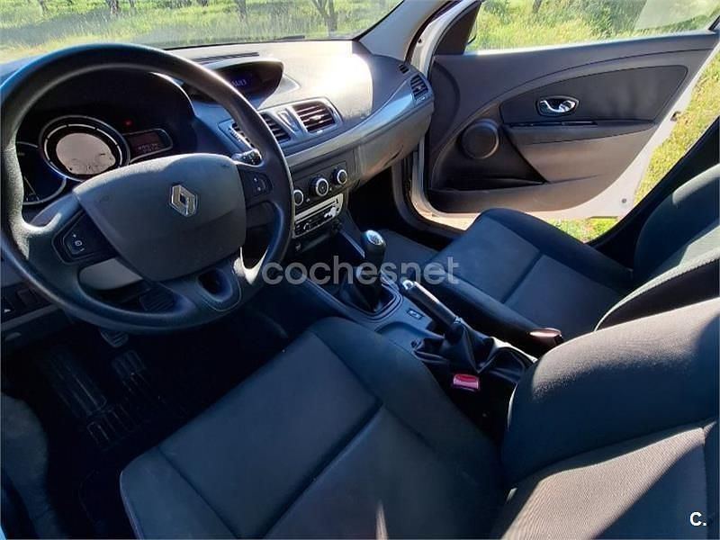 Begagnad Renault Mégane Authentique 90 HK (66 kW) 2013 Vit Sedan