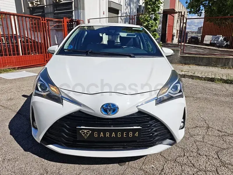 Usado Toyota Yaris Hybrid Active 100 CV (73 kW) 2020 Blanco Berlina