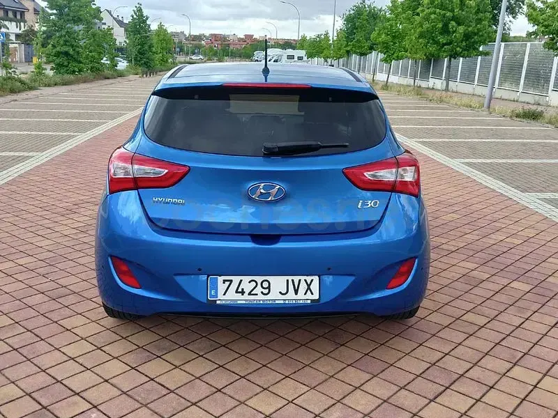 Käytetty Hyundai i30 GO! 110 HP (80 kW) 2017 Sininen Sedan