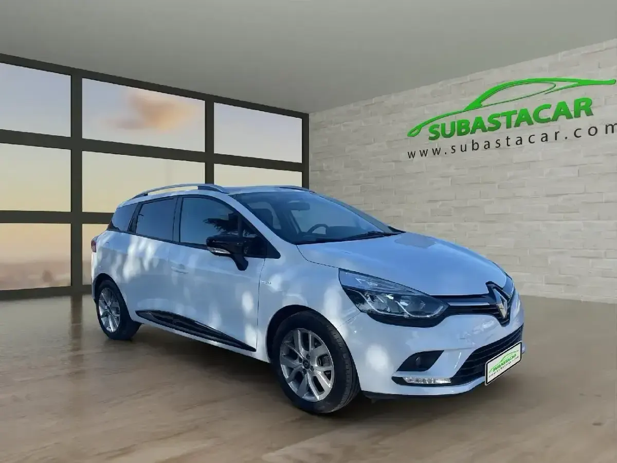 Usado Renault Clio GrandTour LIMITED 90 CV (66 kW) 2018 Blanco Familiar