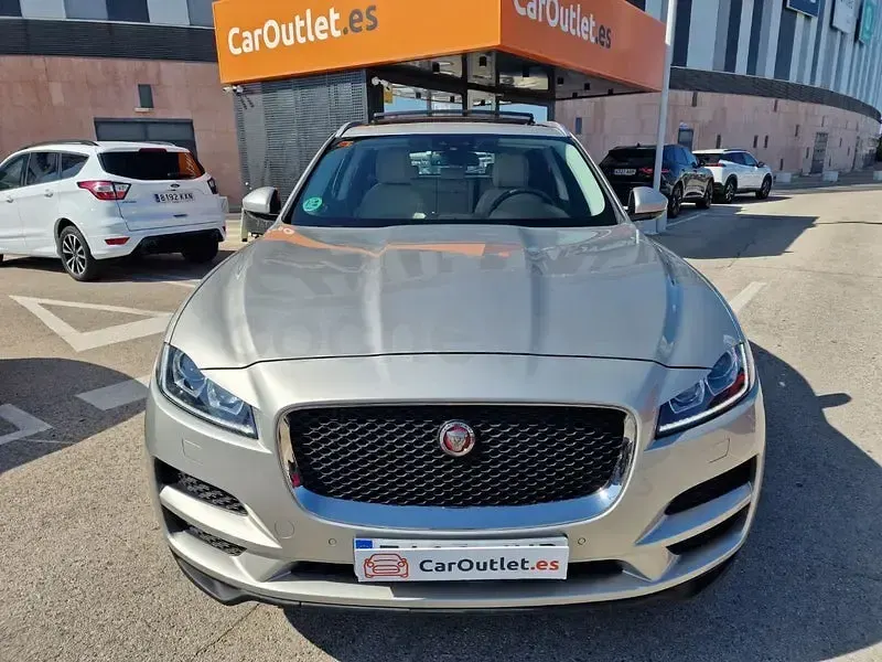 Usado Jaguar F-Pace Prestige 180 CV (132 kW) 2016 Beige SUV