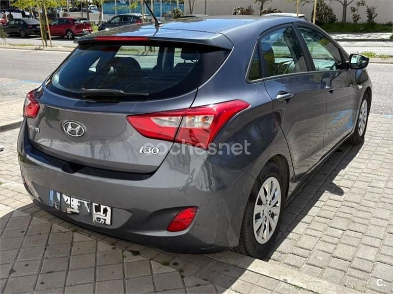 Usado Hyundai i30 90 CV (66 kW) 2016 Gris / plata Berlina