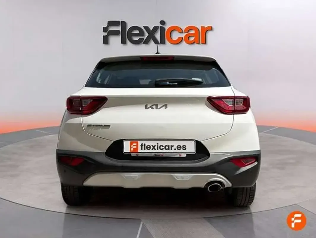 Usado Kia Stonic 84 CV (61 kW) 2022 Blanco SUV