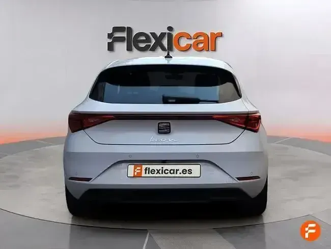 Usado Seat Leon Style 116 CV (85 kW) 2025 Blanco Familiar
