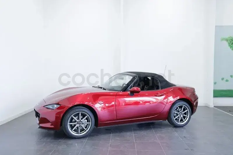 Nuevo Mazda MX5 Exclusive-Line 132 CV (97 kW) 2026 Rojo Descapotable