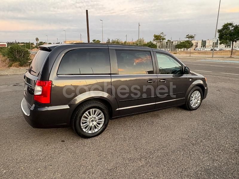 Usado Lancia Voyager Platinum 178 CV (130 kW) 2014 Gris / plata Monovolumen