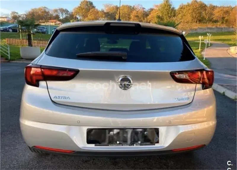 Usado Opel Astra Selective 125 CV (91 kW) 2018 Gris / plata Berlina