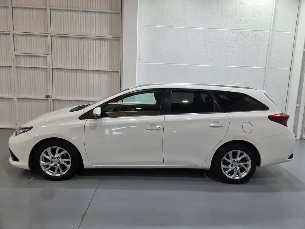 Usado Toyota Auris Touring Sports Business Edition 90 CV (66 kW) 2016 Blanco Familiar
