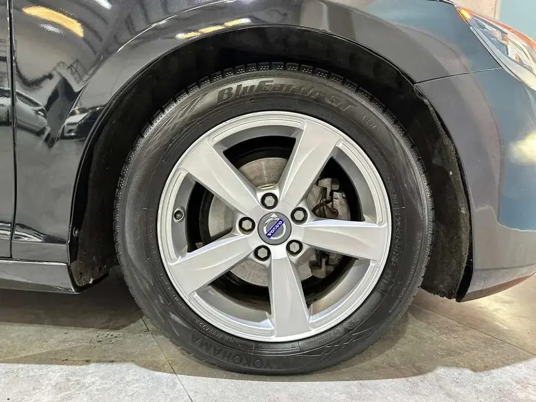 Usado Volvo V40 Momentum 115 CV (84 kW) 2012 Negro Utilitario