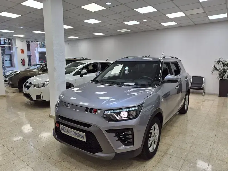 Usado SsangYong Tivoli 163 CV (119 kW) 2024 Gris / plata SUV
