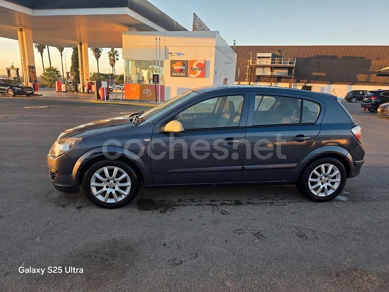 Usado Opel Astra Enjoy 90 CV (66 kW) 2007 Gris / plata Berlina