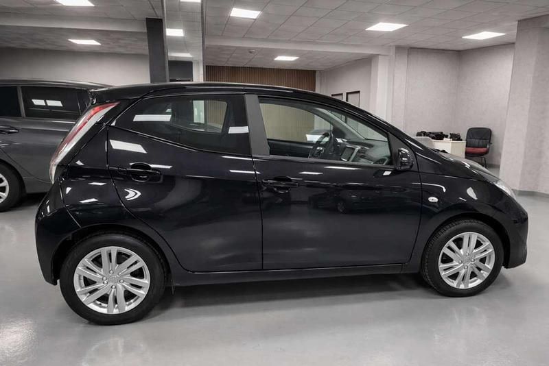 Usado Toyota Aygo X-clusiv 69 CV (50 kW) 2017 Negro Utilitario