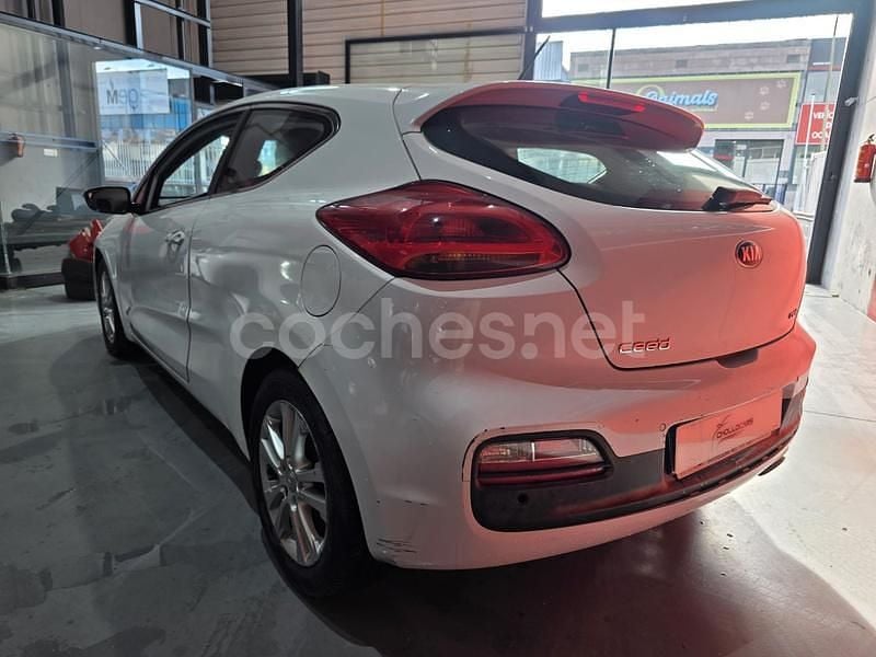 Usado Kia ProCeed 110 CV (80 kW) 2015 Blanco Berlina
