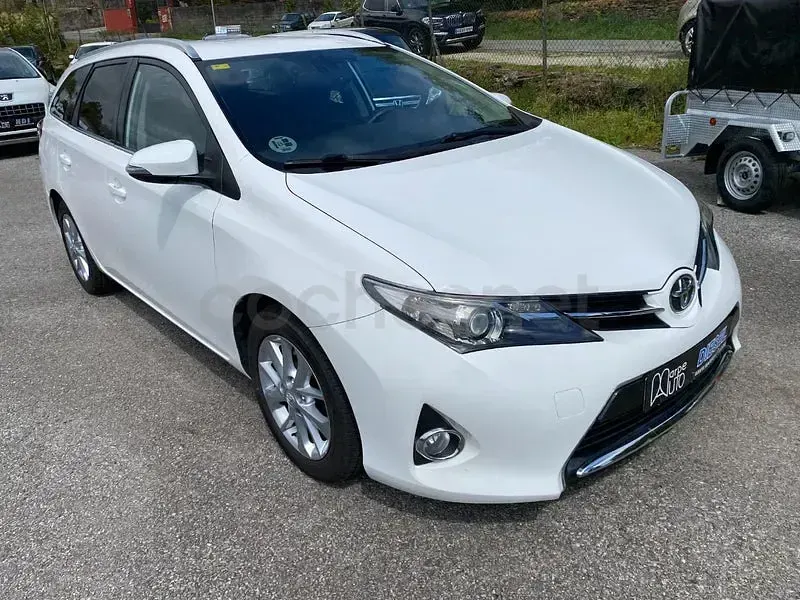 Usado Toyota Auris Live 124 CV (91 kW) 2014 Blanco Familiar