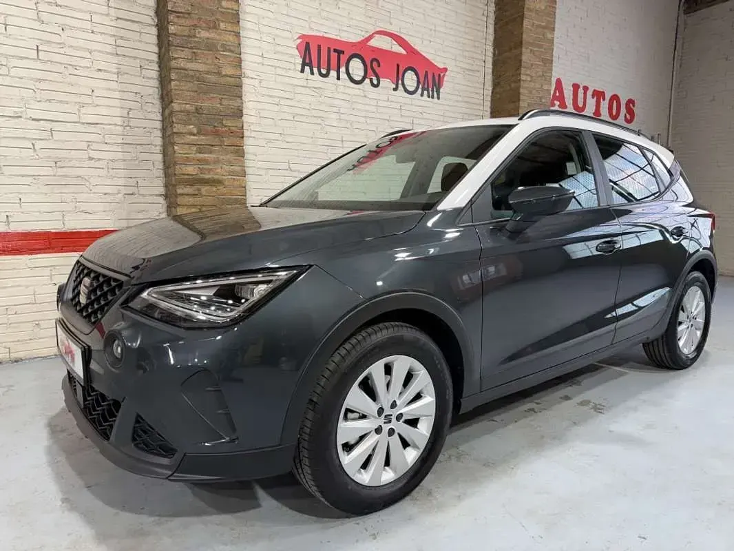 Usado Seat Arona Style 110 CV (80 kW) 2022 Gris SUV