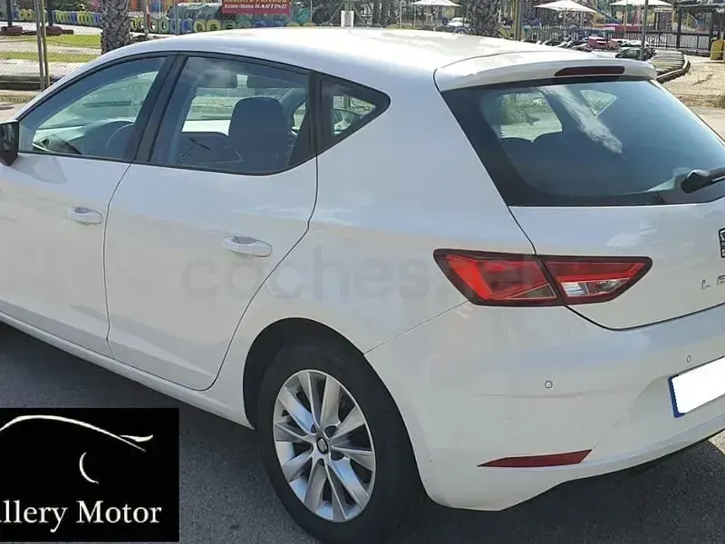 Usado Seat Leon Style 130 CV (95 kW) 2019 Blanco Berlina