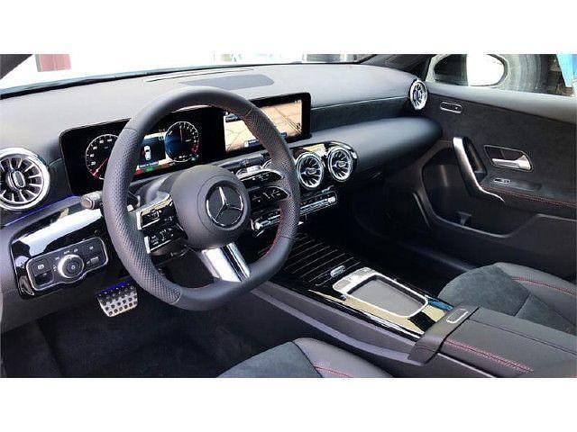 Usado Mercedes A180 AMG line 136 CV (100 kW) 2024 Blanco polar Utilitario